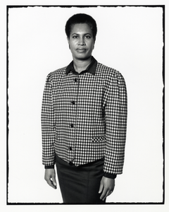 108341 Portret van een vrouw in een pied-de-poule jasje.